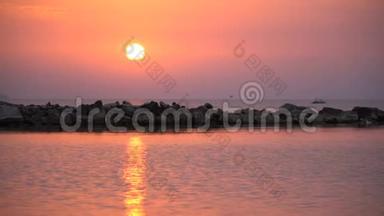 4K景区红色日出背景太阳升起.. 关闭太阳升起的晃动海洋视频